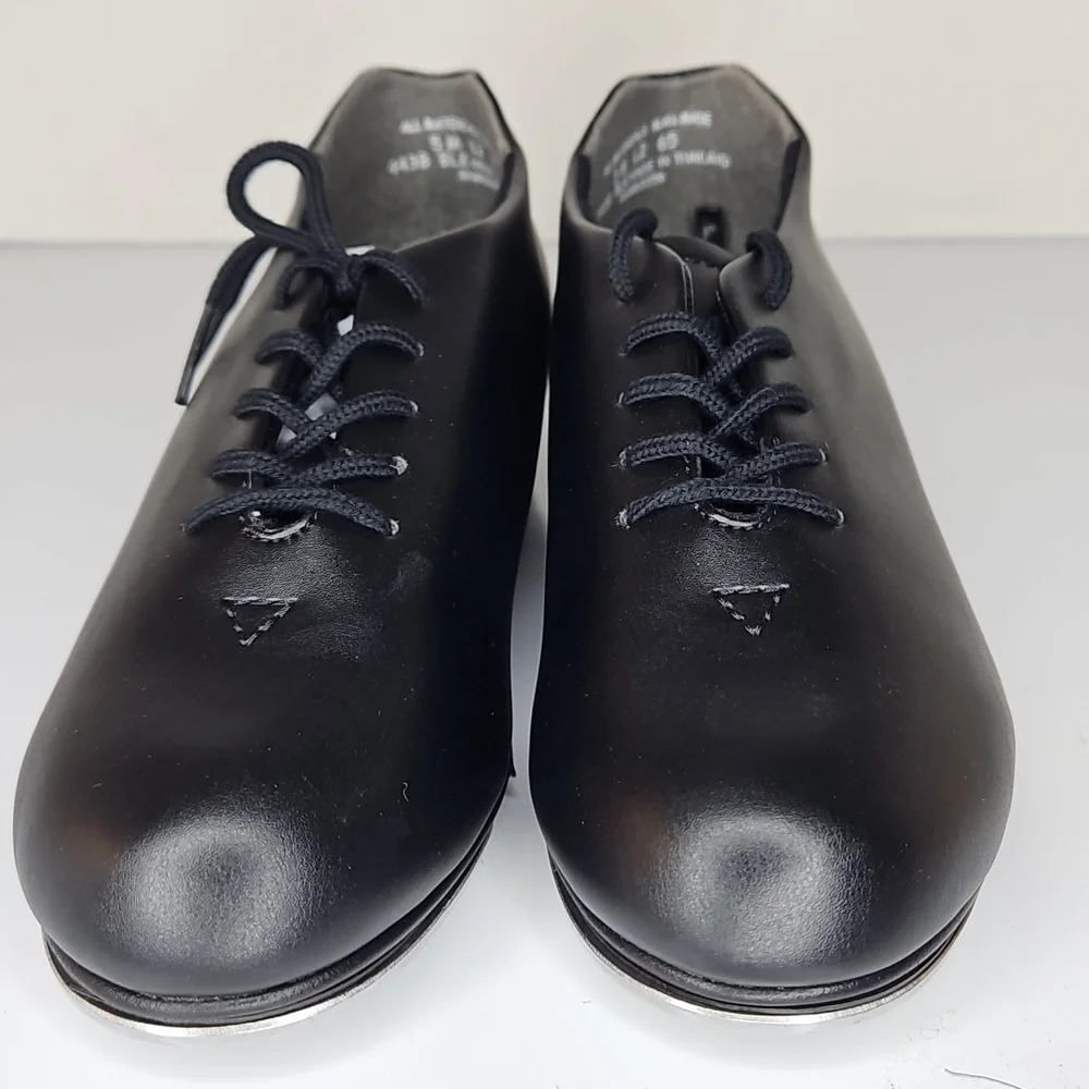 Lace-up tap shoe with a sleekSoft PU leather upper Plastic sole with rubber